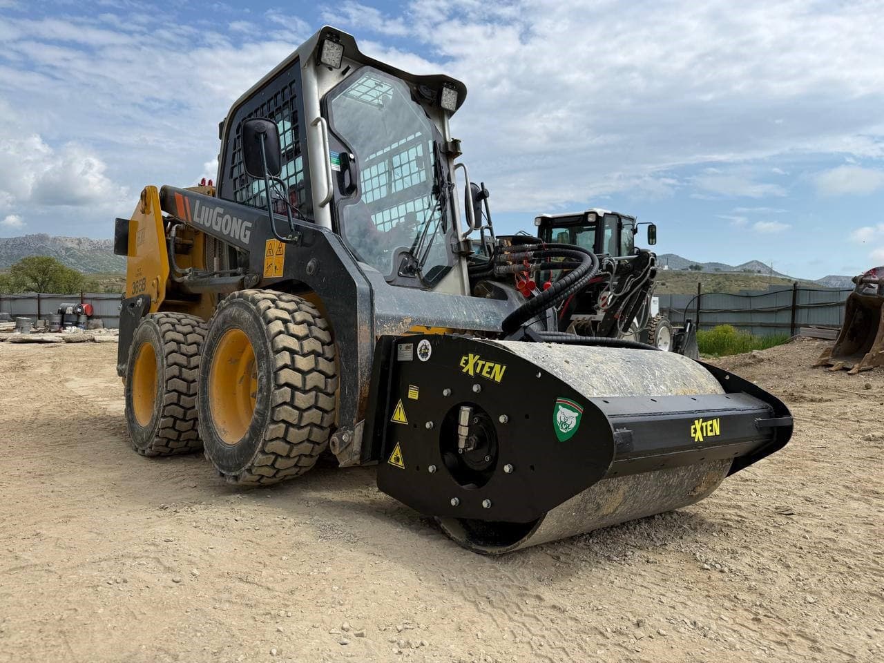 Навесной вибрационный каток Roll